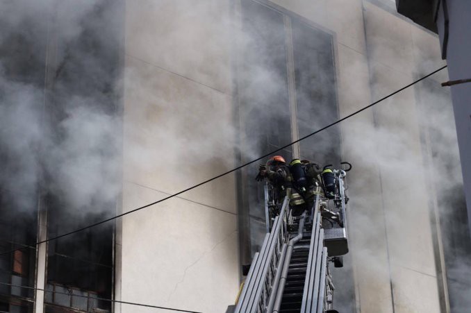 Por un incendio se derrumbaron seis pisos de una fábrica de zapatillas | Actualidad