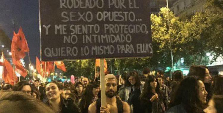 Fue a la marcha con un cartel feminista que se hizo viral, pero lo denunciaron por violencia de género | Actualidad