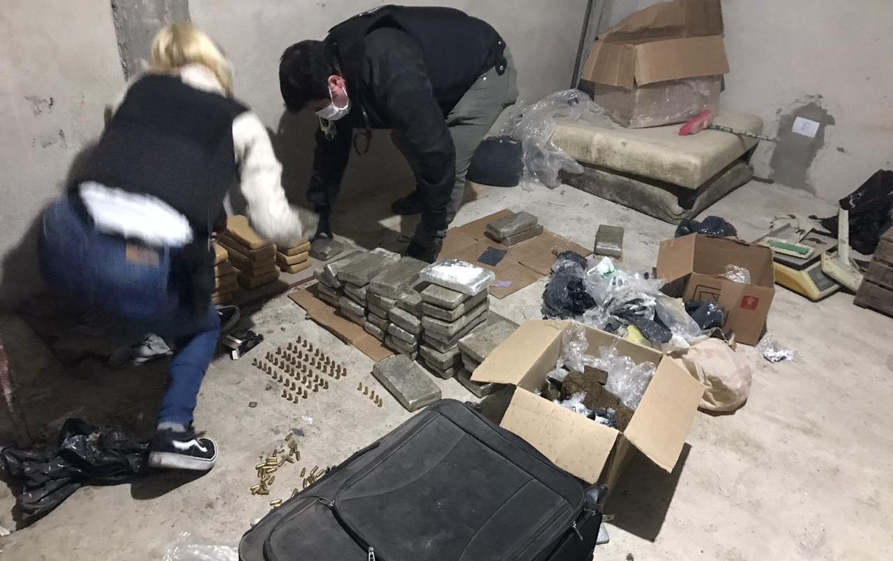 Descubren centro de acopio narco con un arsenal de proyectiles en el Barrio 21-24 | Actualidad