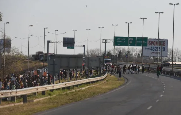 Se descontroló el incendio en las islas y una lluvia de cenizas inundó Rosario | Clima, naturaleza y medio ambiente