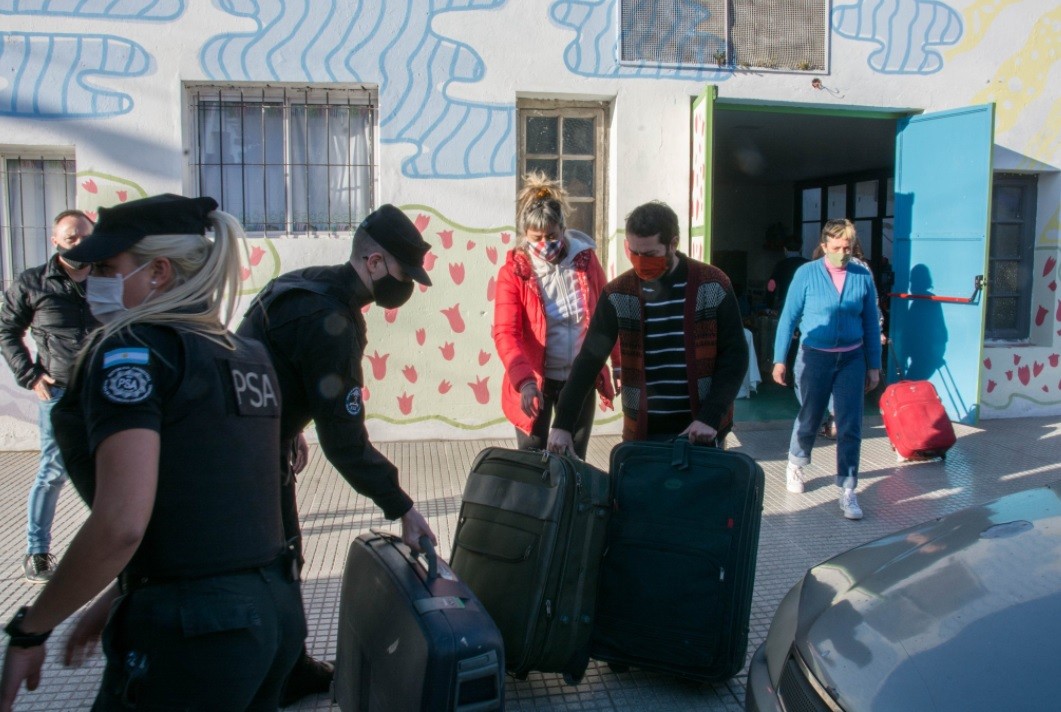 La PSA donó ropa y objetos extraviados en el aeropuerto de Ezeiza a una red de ayuda trans y travesti | Actualidad