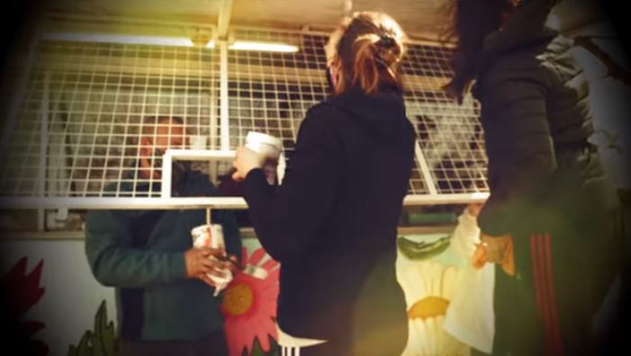 Video: los vecinos renovaron el kiosco de Luisito, quien lo atiende en su andador desde hace 50 años | Actualidad