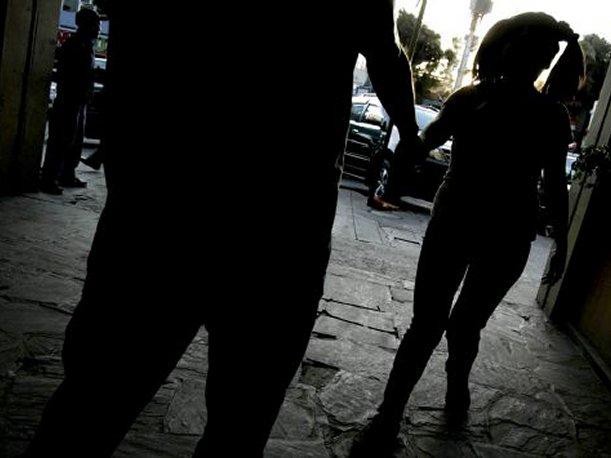 Rescatan a una niña de nueve años cuyos padres obligaban a prostituirse | Actualidad
