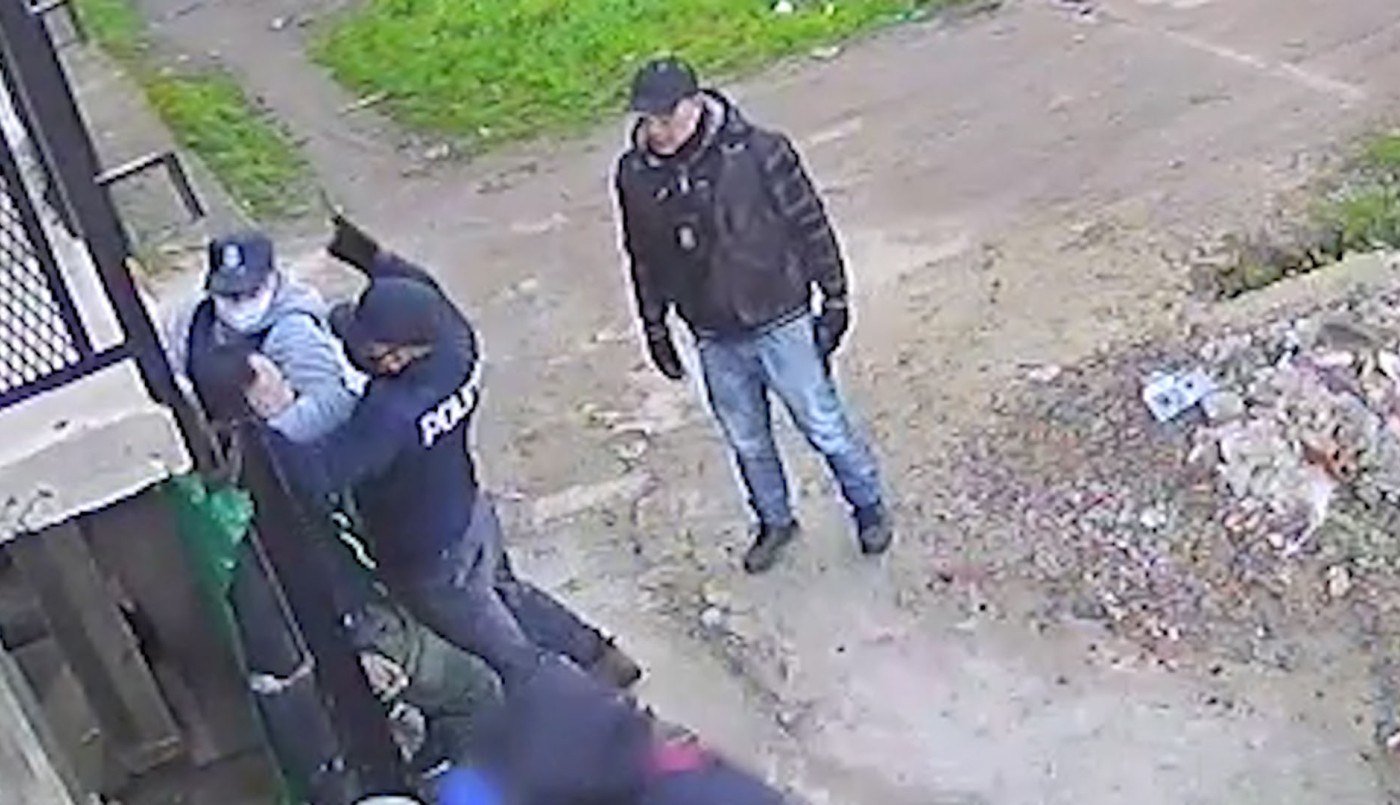 Vestidos de policías, simulan un allanamiento y asaltan a una familia en Moreno | Actualidad