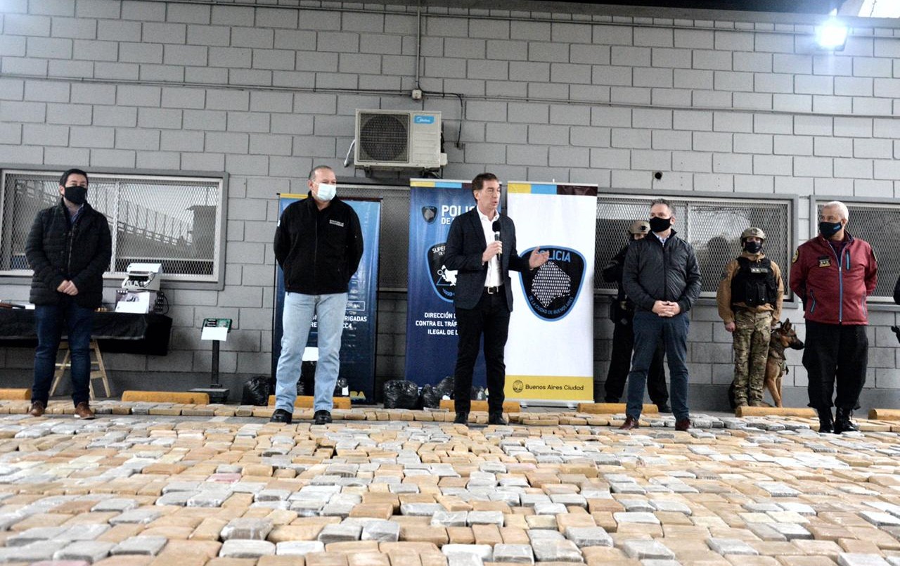 Santilli y Berni presentaron resultados de operativo "Malvinas Argentinas": secuestraron 2.400 kilos de marihuana y armas, y se detuvo a tres narcos | Actualidad