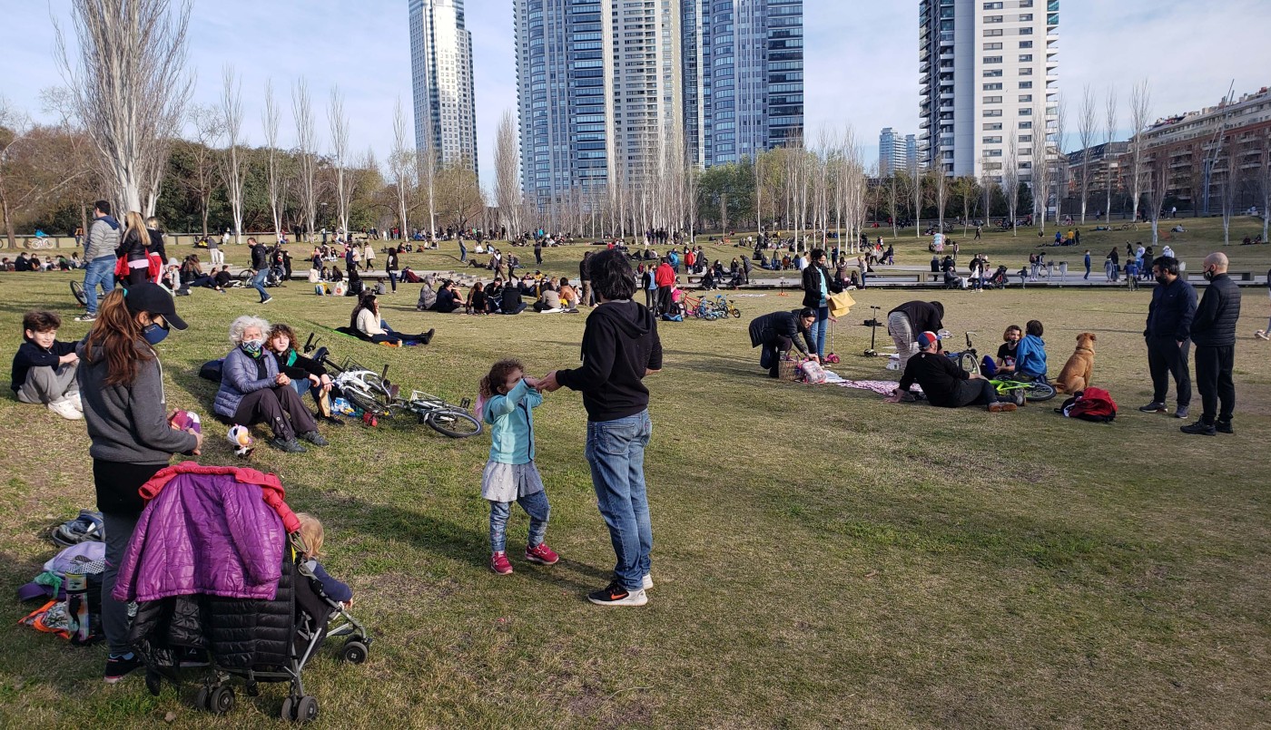 Cómo serán las reuniones sociales al aire libre de hasta 10 personas | Actualidad