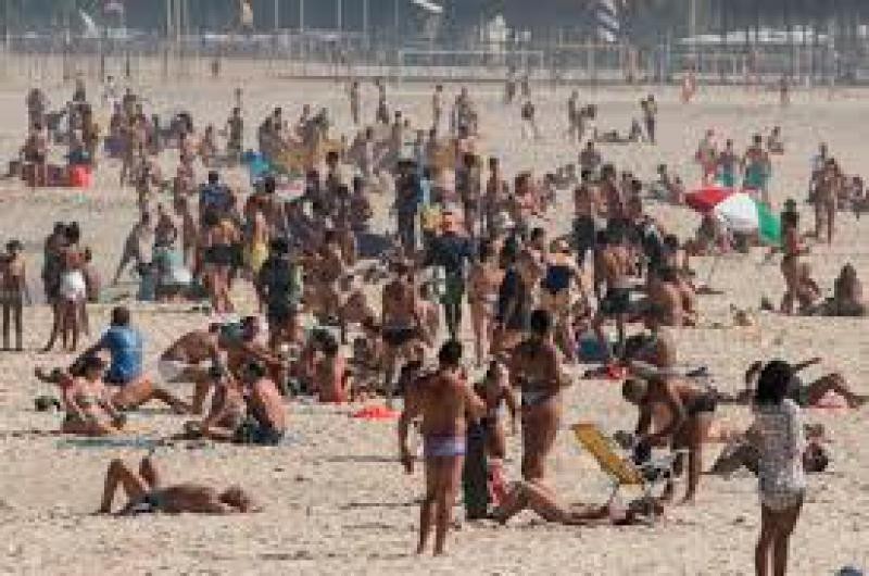 Prometen tomar medidas tras el escándalo por las playas colmadas en Río y San Pablo | Internacionales