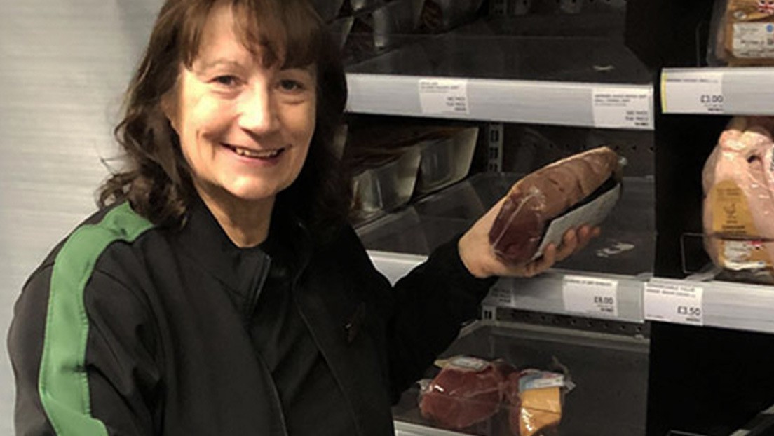 Se hizo millonaria al ganar la lotería y sigue trabajando como repositora en un supermercado | Curiosidades