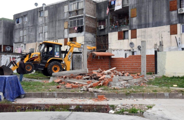 Demolieron construcciones ilegales en una plaza usurpada dentro de Fuerte Apache | Actualidad