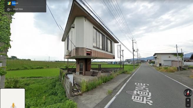 La curiosa casa construida sobre una escalera que se volvió viral | Curiosidades