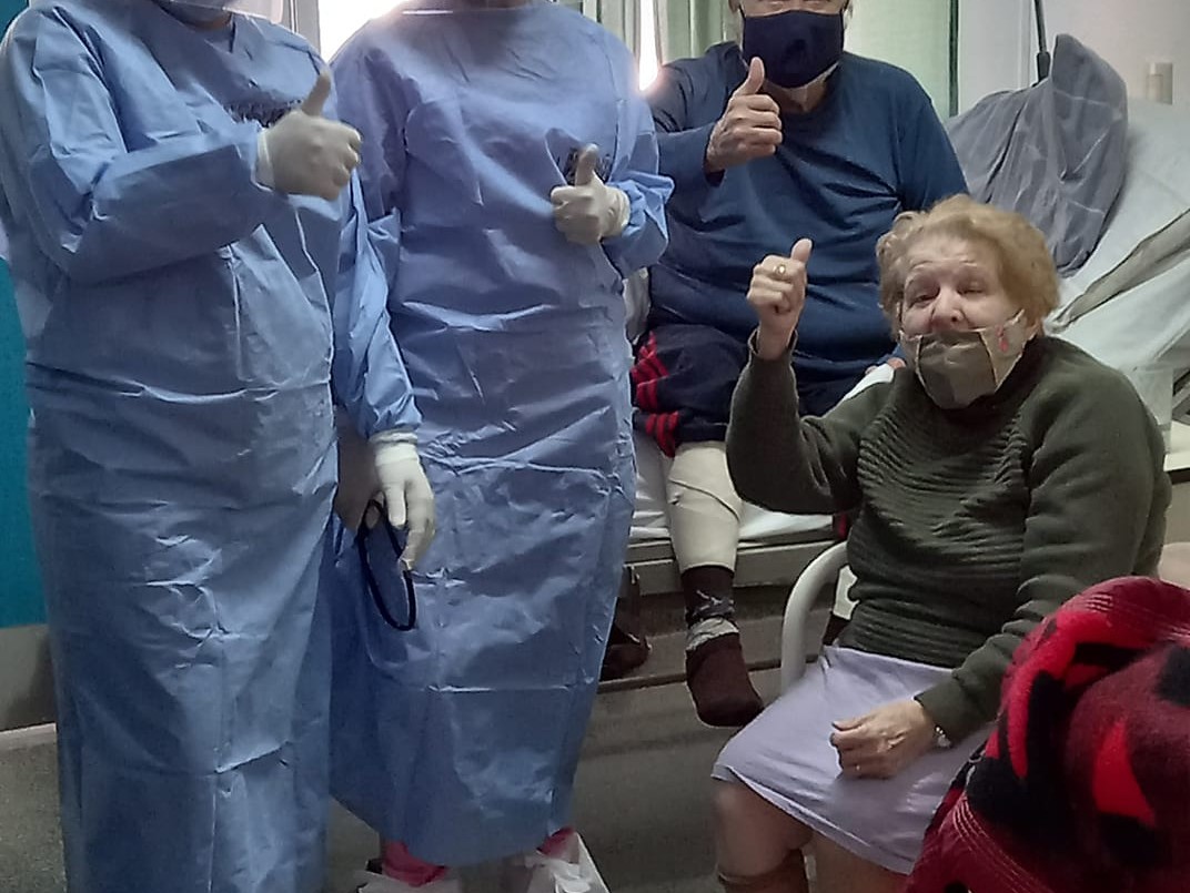 Aguilares: celebraron el alta de pacientes de 83 y 85 años que tenían COVID-19 | Actualidad