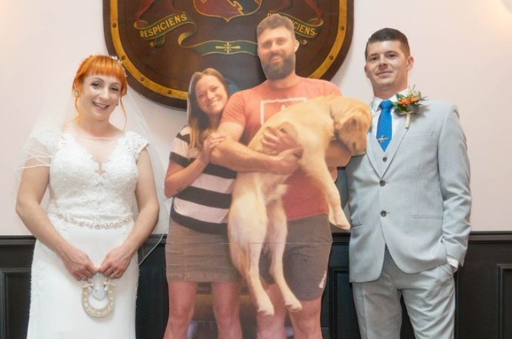 Se casaron en pandemia: tuvieron como invitados a sus familiares en figuras de cartón | Curiosidades