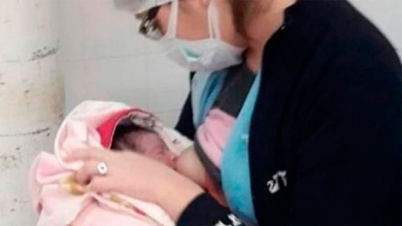 La foto de una enfermera que le dio de mamar a un recién nacido se viralizó en Santiago del Estero | Redes