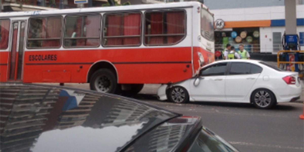Un auto se incrustó debajo de un colectivo escolar | Actualidad