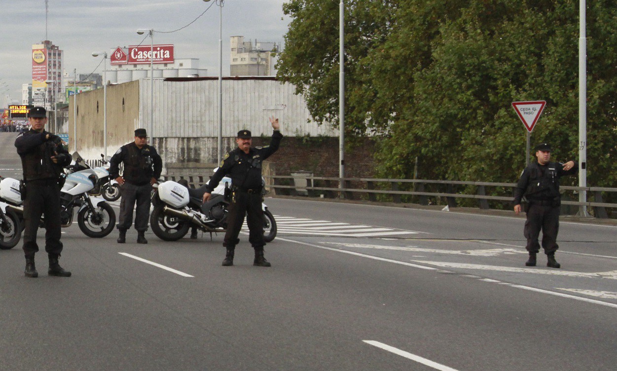 Atropelló por descuido a un policía en un control de tránsito | Actualidad