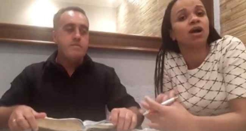 VIdeo: un pastor evangélico golpeó a su esposa en una transmisión en vivo y siguió predicando como si nada | Internacionales