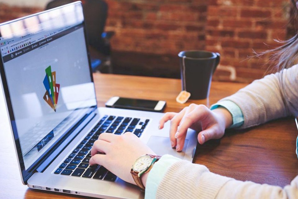 Suman 10.000 computadoras para que docentes accedan mediante créditos a tasa subsidiada | Economía