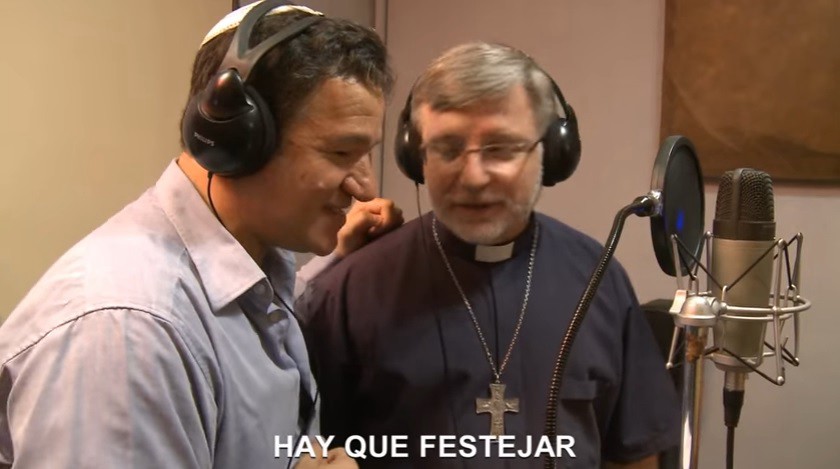 Mensaje de Paz: Un rabino y un obispo graban una animada canción de Navidad y Janucá | Actualidad