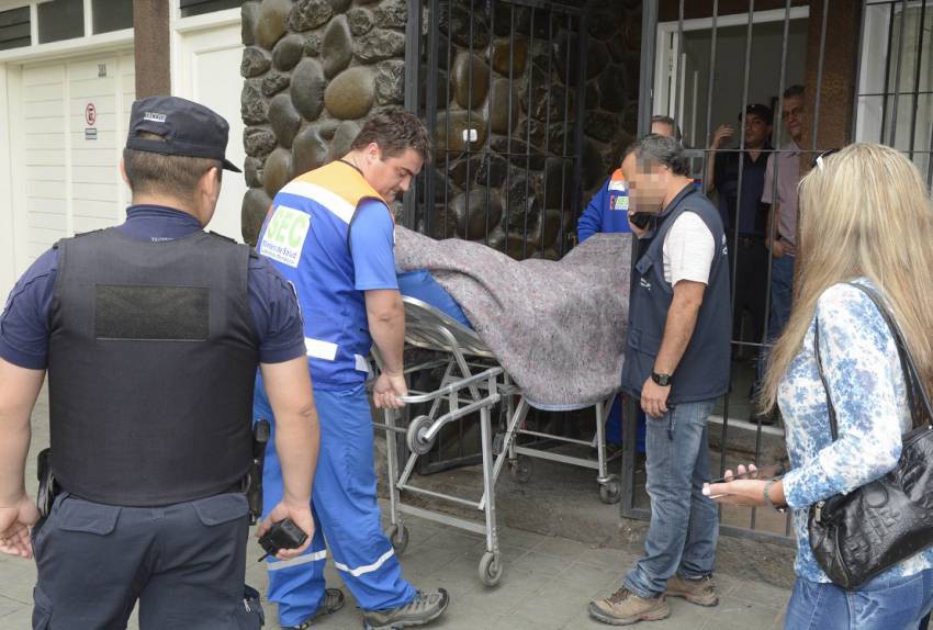 Detuvieron a un médico cuando se realizaba a sí misma una cirugía de alargamiento de pene | Actualidad