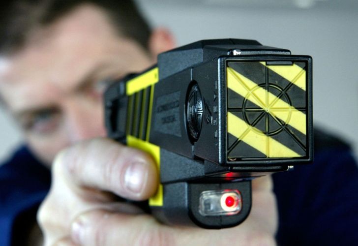 Tras el asesinato del policía, la Ciudad reimpulsa el uso de pistolas Taser | Actualidad