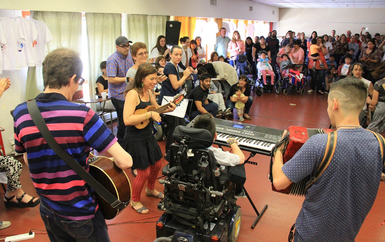 Gracias a la musicoterapia, un niño con enfermedad neuromuscular armó su banda "Altas Cumbias" | Actualidad