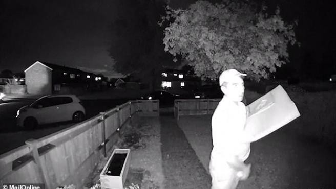 Video documento: sorprenden a un repartidor que se pasó el helado por la zona genital antes de entregar el pedido | Curiosidades