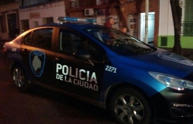 Balean a una policía en una mano al intentar robarle el auto en Castelar | Actualidad