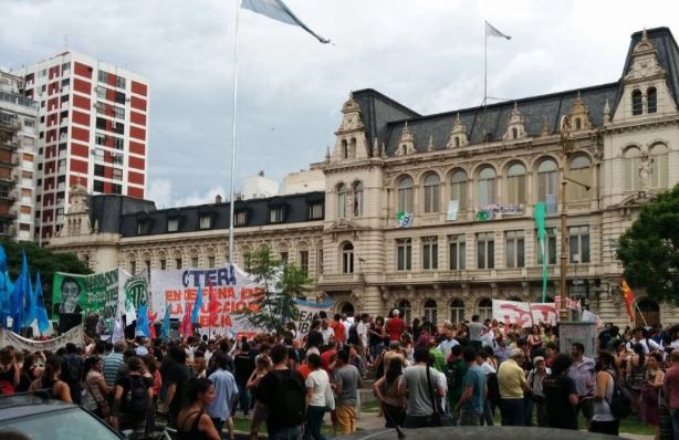 Abrazo simbólico al Hospital de Odontología de la Ciudad | Actualidad