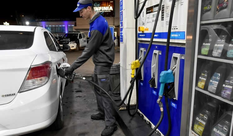 YPF aumentó desde la medianoche un 3,5% promedio sus combustibles | Economía