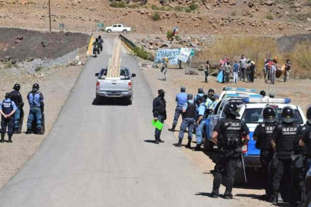 Detienen a ecologistas que se oponen a la construcción de una represa en Neuquén | Clima, naturaleza y medio ambiente