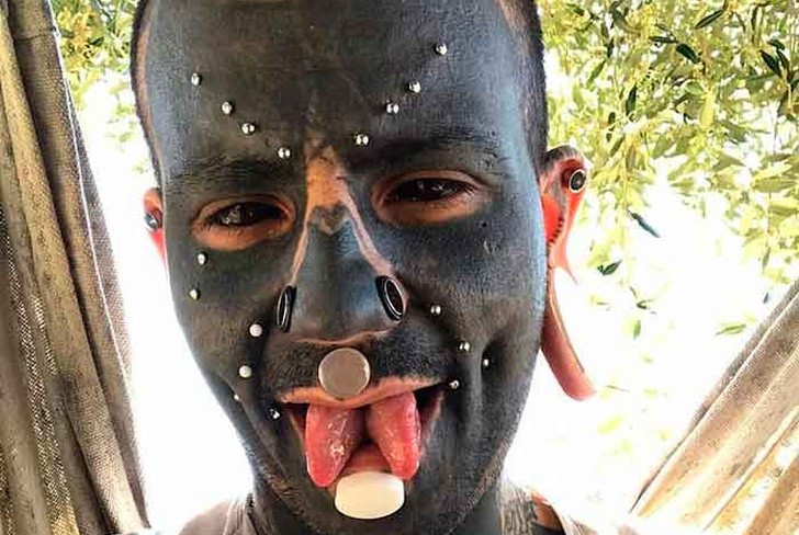 El joven que tiene el 70% del cuerpo tatuado de negro: "Soy un mutante" | Curiosidades