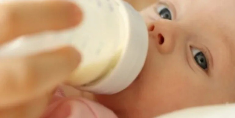 Estudio advierte que bebés ingieren importante cantidad de microplásticos por la mamadera | Actualidad