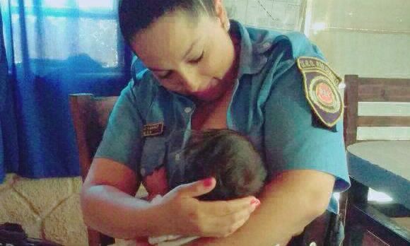 Mujer policía amamantó a una beba que fue abandonada por la madre | Actualidad