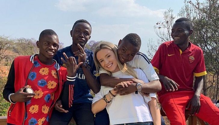 Tras viajar a África, adoptó a 14 chicos huérfanos: "Son toda mi vida" | Curiosidades