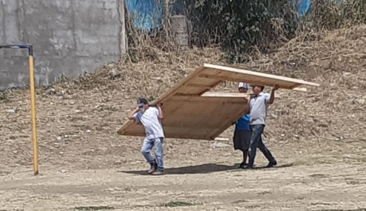 Video: vecinos derribaron una casa y echaron a quienes ocupaban la plaza del barrio | Actualidad