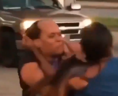 Video: una brutal pelea de tránsito entre dos mujeres que termina con una peluca arrancada | Curiosidades