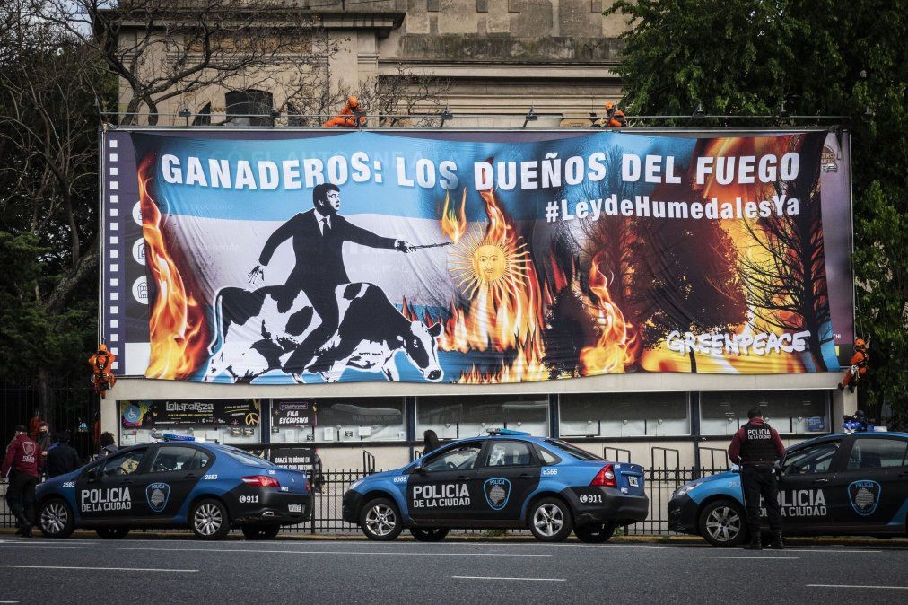 "Ganaderos: los dueños del fuego", el cartel que colgó Greenpeace en La Rural | Clima, naturaleza y medio ambiente