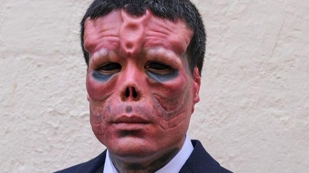 El hombre que se gastó 30.000 dólares para lucir como Red Skull, el villano de Marvel | Curiosidades