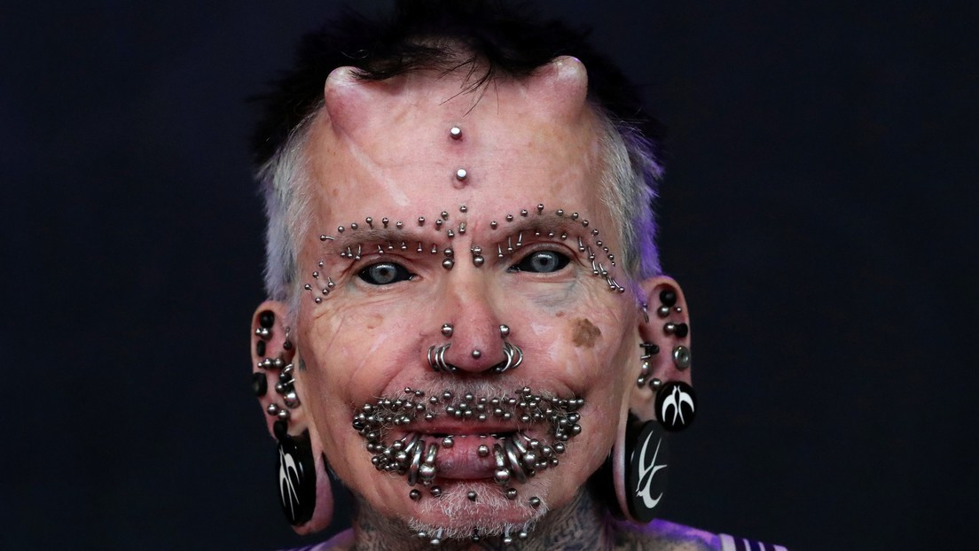 El hombre con más modificaciones corporales del mundo: 450 piercings, dos cuernos y 90% del cuerpo tatuado | Curiosidades