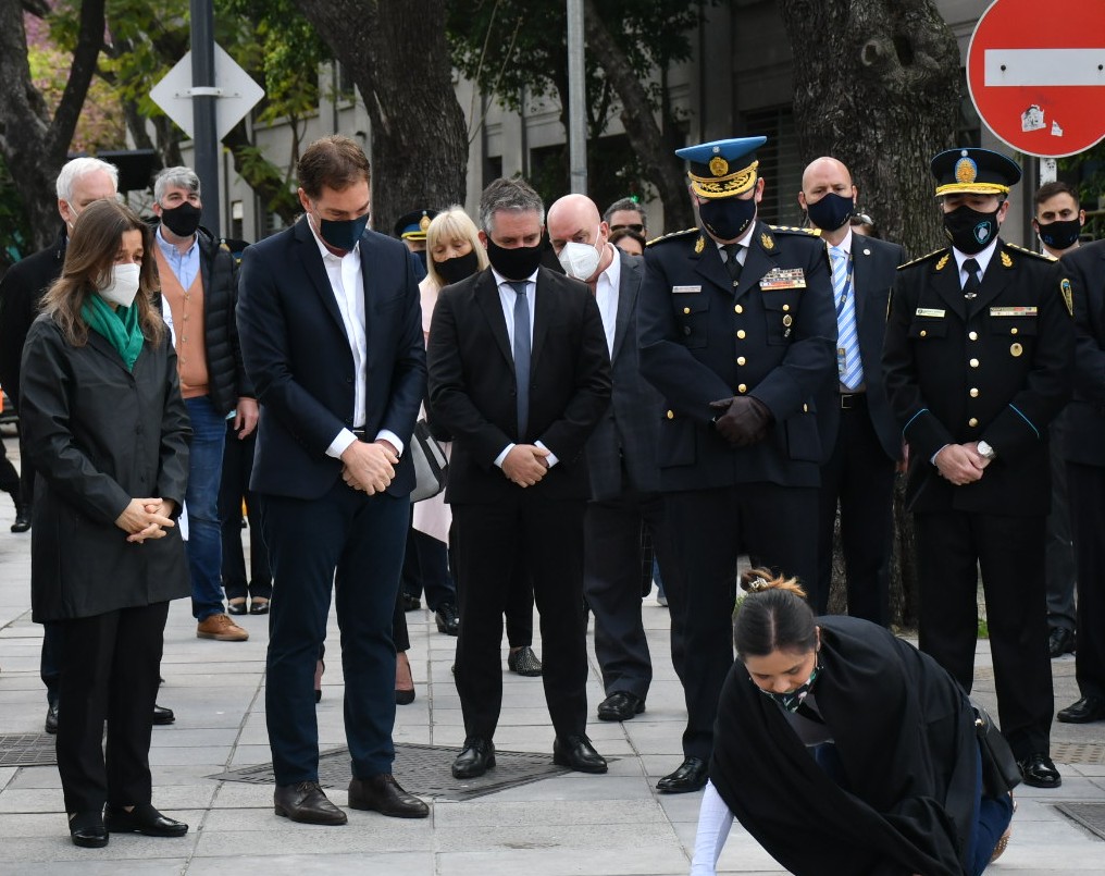 Descubren una placa en memoria del policía Juan Roldán a un mes de su asesinato en Palermo | Actualidad