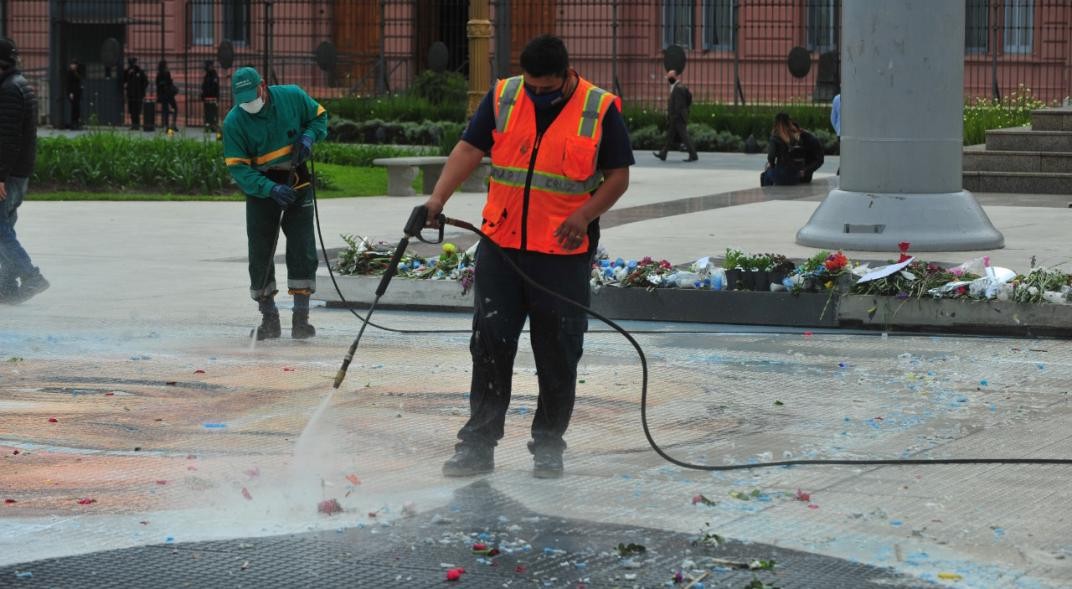 Empezaron a borrar el mural de Néstor Kirchner que pintaron en la Plaza de Mayo | Política