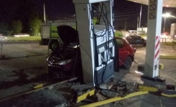 La Plata: despistó y se incrustó en una estación de servicio | Actualidad