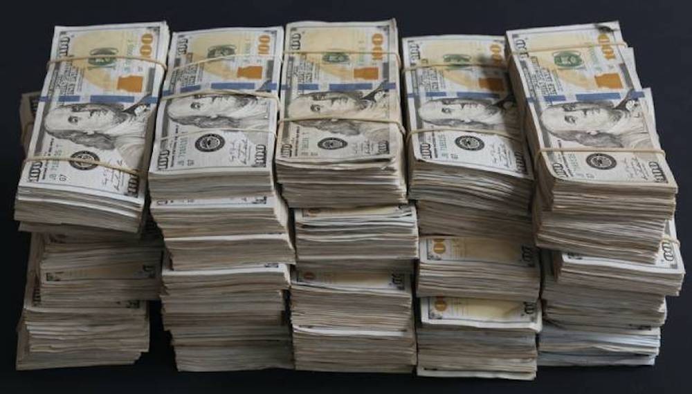 Limpiaba su casa, encontró un billete de lotería y ganó 1 millón de dólares | Curiosidades