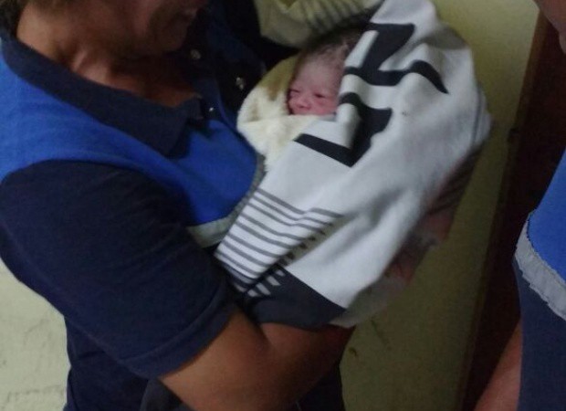 Tres policías de un puesto limítrofe de San Luis ayudaron a dar a luz a una mujer en su auto | Actualidad