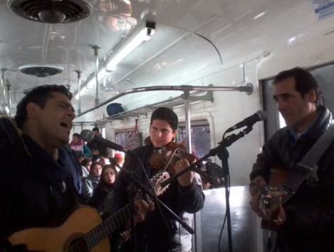 El grupo de folklore que deleita a los pasajeros del ferrocarril Sarmiento | Actualidad