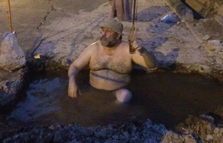 Se metió en la "pileta" que se formó en su vereda por una pérdida de agua | Actualidad