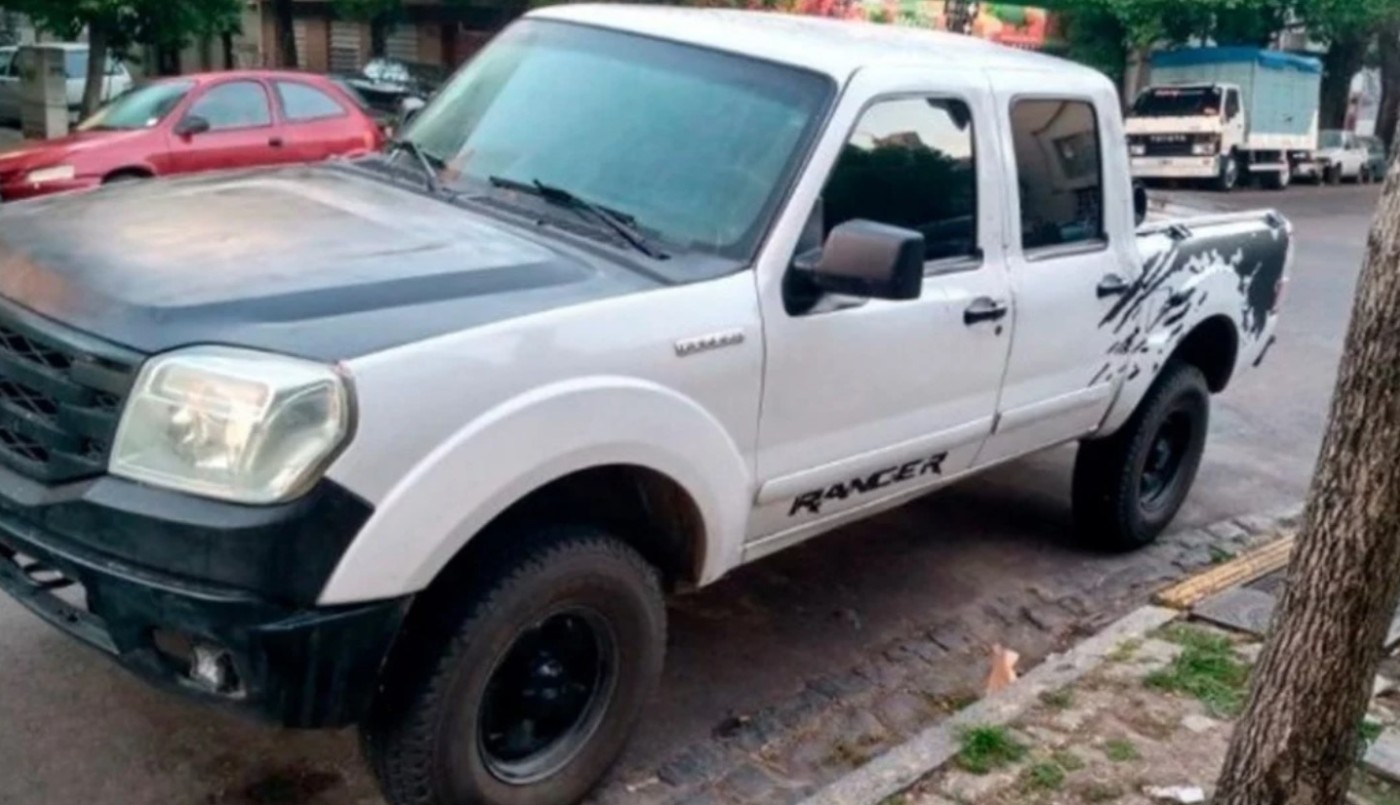 Detuvieron a un policía de la Bonaerense que circulaba en una camioneta robada y con un arma de guerra | Actualidad