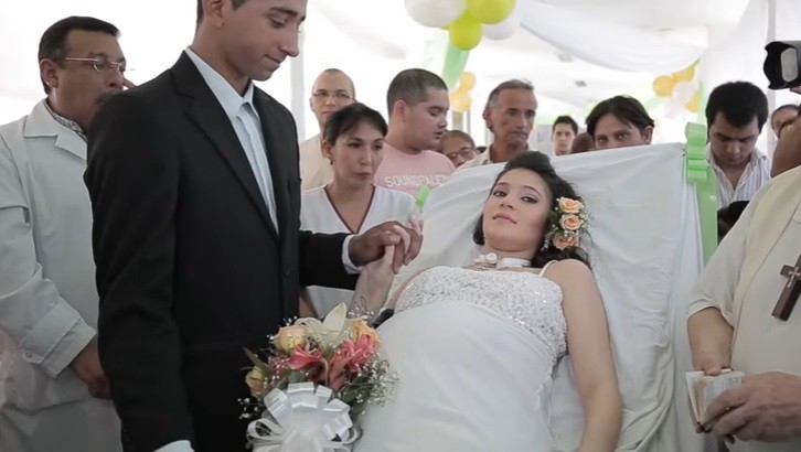 Una joven internada en terapia intensiva se casó en el hospital y espera dar a luz | Actualidad