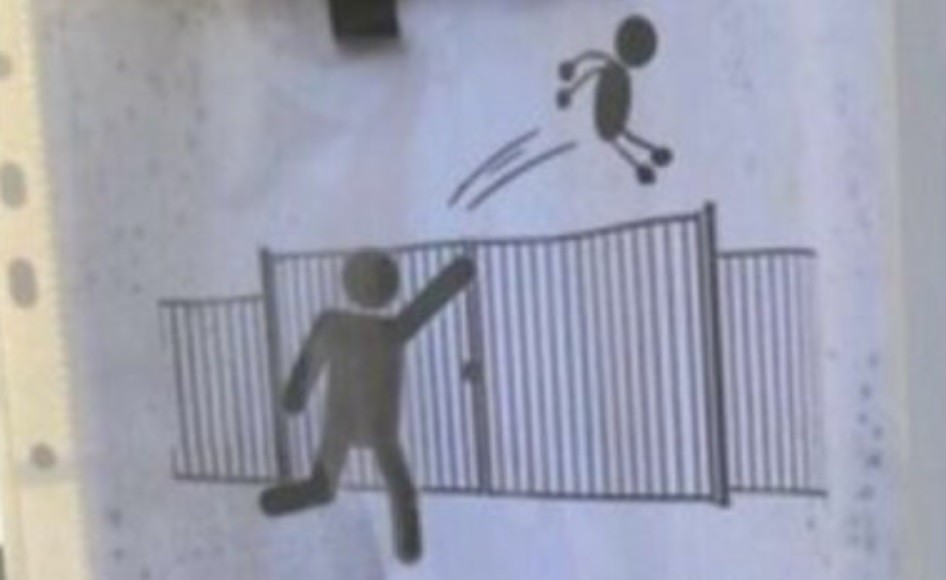 En una escuela piden a los padres que no tiren a sus hijos por encima de la cerca cuando llegan tarde | Curiosidades