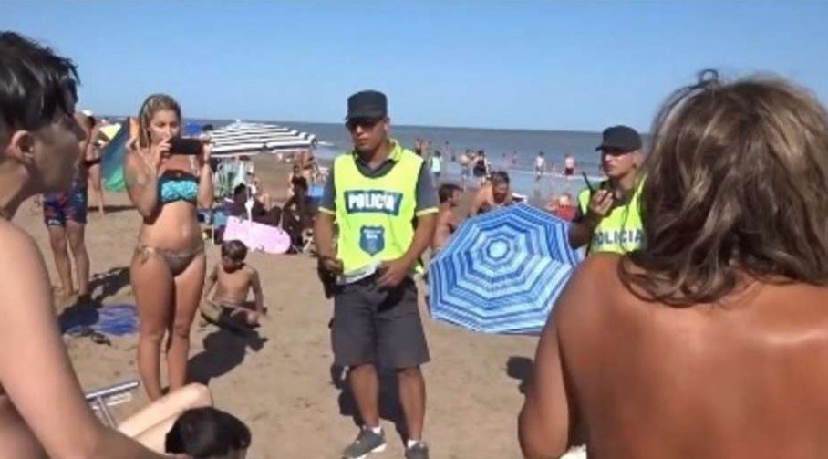 Convocan a un "tetazo" masivo para protestar por la acción policial contra las tres chicas en Necochea | Actualidad